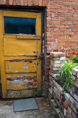 an old wooden door in a brick wall at Kabina in Pakruojis
