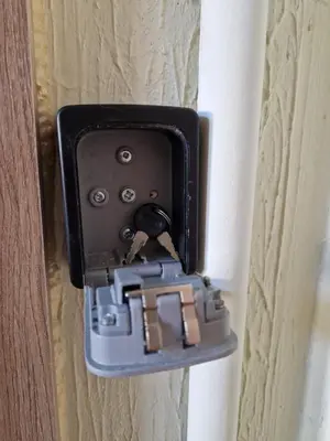a switch on a wall with a chain in it at Apartamentai Sukileliu pr. in Kaunas