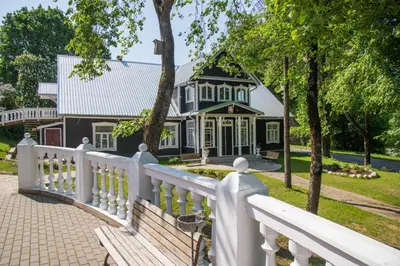 a white fence in front of a house at Skiemonių Dvaras in Skiemonys