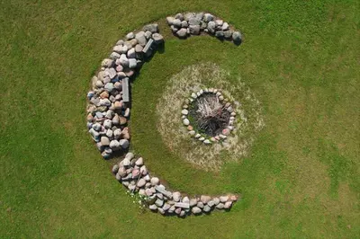 a group of rocks in the shape of a letter s at Anykščiai MĖNULIO AKMUO in Kavoliškis
