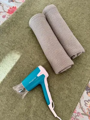 a pair of tweezers next to two pieces of carpet at Rokiskis- jaukus butas su balkonu in Rokiškis