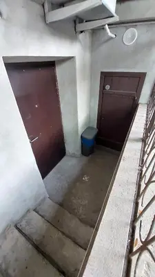 an empty room with two doors and a trash can at Fun and chill patalpu ir pirties nuoma in Vilnius