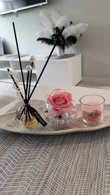 a plate with a pink rose in a glass bowl at MEŠKUTĖS APARTAMENTAI in Druskininkai