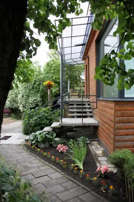 a house with a bunch of flowers in front of it at Jauku Erdvu Šilta in Kaunas
