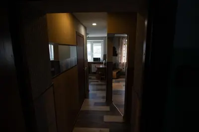 an empty hallway with a hallway leading to a room at Jaukus butas pačioje miesto širdyje in Šiauliai