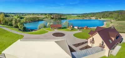 an aerial view of a house with a lake at Sodyba ant ežero kranto pas Radvilą in Kiemeliai
