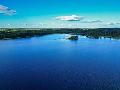 an island in the middle of a large lake at Svedresort in Švedriškė