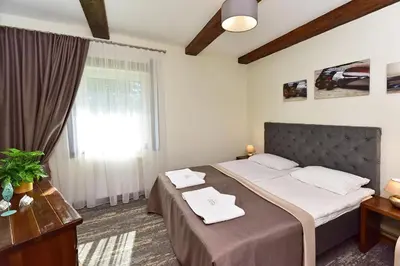 a bedroom with a bed and a window at Medžiotojų Sostinė in Kunioniai