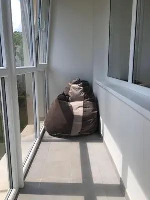 a bag sitting on the floor next to a window at TWIX dvi skirtingos gretimos erdvės in Birštonas