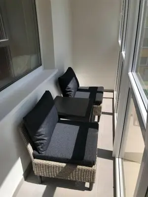 a room with two chairs and a window at TWIX dvi skirtingos gretimos erdvės in Birštonas