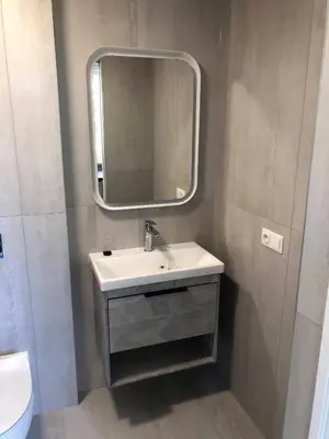 a bathroom with a sink and a mirror at TWIX dvi skirtingos gretimos erdvės in Birštonas