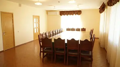 a dining room with a table and chairs at Suraučių Svečių Namai in Aukštadvaris