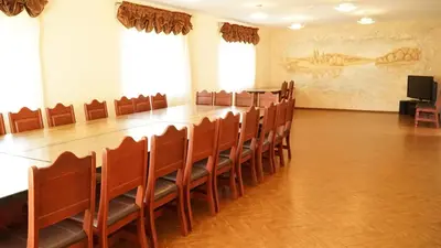 a conference room with a long table and chairs at Suraučių Svečių Namai in Aukštadvaris