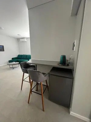a room with a desk and two chairs in it at Mintare in Šveicarija