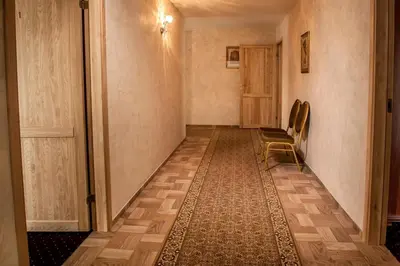 an empty hallway with a chair and a door at Kambarių nuoma Žasliuose in Žasliai