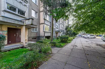 an empty sidewalk in front of a building at Pailsėk Rasytės oazėje, Kaune in Kaunas