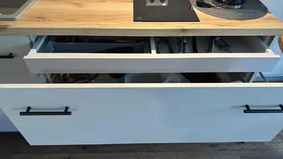 a desk with a white drawer with a wooden top at Patrick in Šveicarija