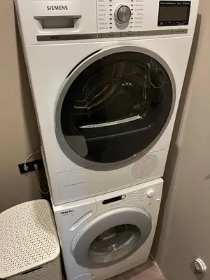 a microwave oven and a washing machine in a room at Cotta in Karkazai
