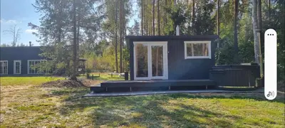 a tiny house in the middle of a yard at Varėnės sodyba in Vėžionys