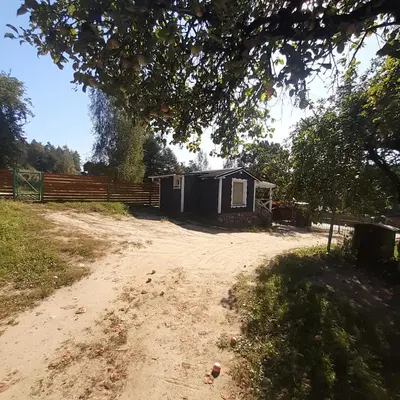 a dirt road next to a fence and a shed at Dvivietis namelis su ofuro vone in Esperanza
