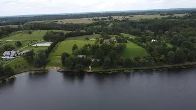 an island in the middle of a lake at Pirtis su kubilu ant ežero kranto Birvarelax in Kariotiškės