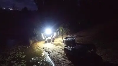 a boat with a light on the road at night at Mobilus namelis su jacuzi kubilu prie ezero Birvarelax in Kariotiškės