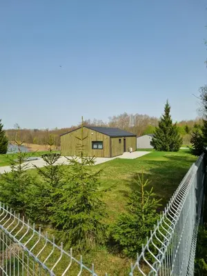 a house with a fence in front of it at Kaštonų krantas in Antotylʼtse