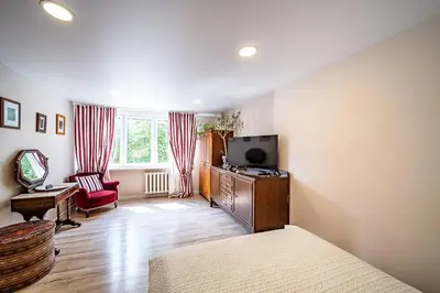 a living room with a tv and a couch at Thibo Apartamentas in Šiauliai