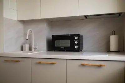 a microwave oven sitting on top of a kitchen counter at The Elegant Escape in Šiauliai