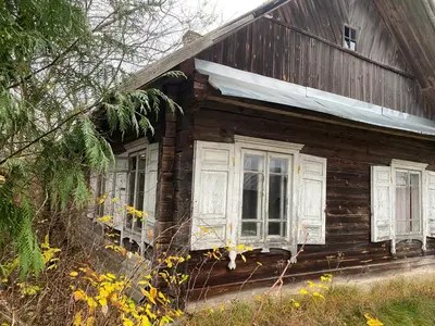 an old wooden house with white windows at Daffaydaffay in Kruminiai