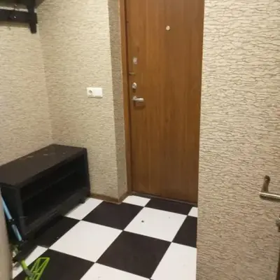 Butas centre šalia pėsčiųjų bulvaro