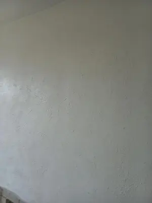 a white wall in a room with a ceiling at 2 kambarių butas 100 m nuo paplūdimio in Gudeliai