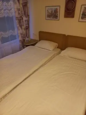 two beds sitting next to each other in a bedroom at 2 kambarių butas 100 m nuo paplūdimio in Gudeliai