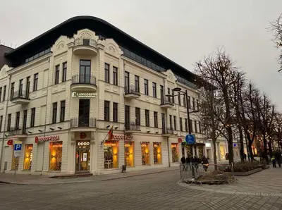 a large white building on the corner of a street at Maironio apartamentai in Kaunas