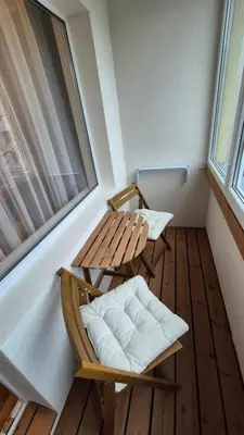 a room with a bench and a window at Savannah Ateities Apartamentai in Panevėžys