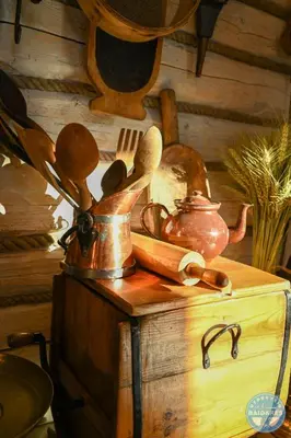 a wooden box with cooking utensils on top of it at Uždubysio baidarės Šimtametė Rezidencija in Ariogala