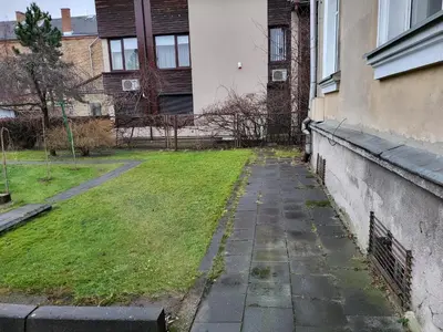an alley in a yard next to a building at Treniotos Apartamentai in Vilnius