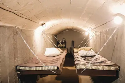 two beds in a tunnel in a room at Pinčiukas Bunkeris in Dagiai