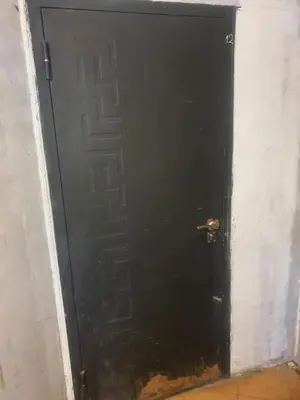 a black door in the corner of a room at Hostelis in Rudamina