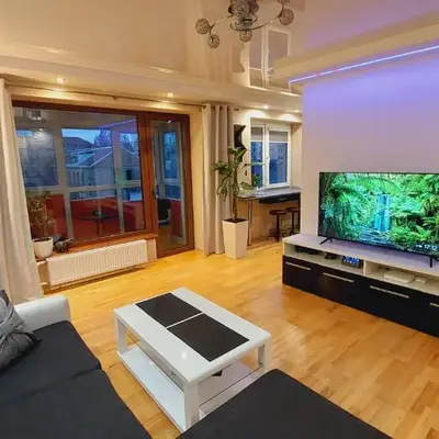 Central Apartment with Fireplace & Cathedral View
