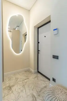 a hallway with a door and a mirror at Studija 17 butai in Kaunas