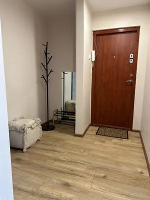 a room with a wooden door and a wooden floor at MB BENO TRUMPALAIKE NUOMA LUKSIUKAs in Kėdainiai
