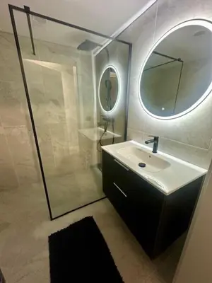 a bathroom with a sink and a mirror and a shower at Butas nuomai truputį daugiau nei kilometras pėsčiomis iki Senamiesčio in Kaunas