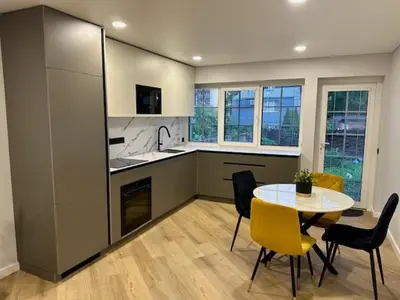 a kitchen with a table and chairs in a room at Butas nuomai truputį daugiau nei kilometras pėsčiomis iki Senamiesčio in Kaunas