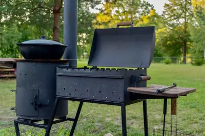 a grill with a pan and a bbq grill at Miško Kubilas in Randamonys