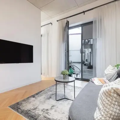 NG Charm in Old Town Apt w-Terrace & Netflix