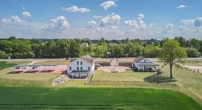 an aerial view of a house with a yard at Arklių Pašto Stotis in Staškūniškis