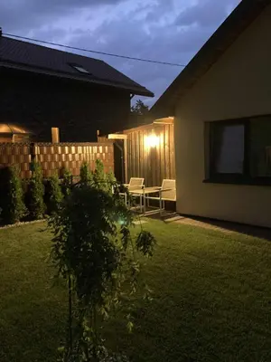 a backyard of a house with a table and chairs at Guest house 10 minutes from the city center in VNO