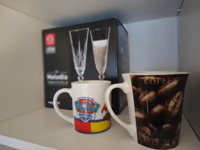 two coffee mugs sitting on top of a counter at Manere commoda in Šiauliai