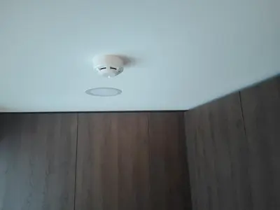 a light on a ceiling in a room at Manere commoda in Šiauliai